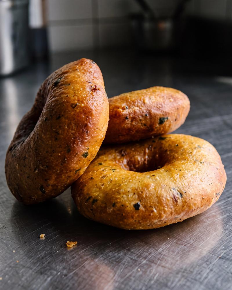Bara’s van Soenil Bahadoer, goudbruin gefrituurd met tajerblad, masala en madame jeanette