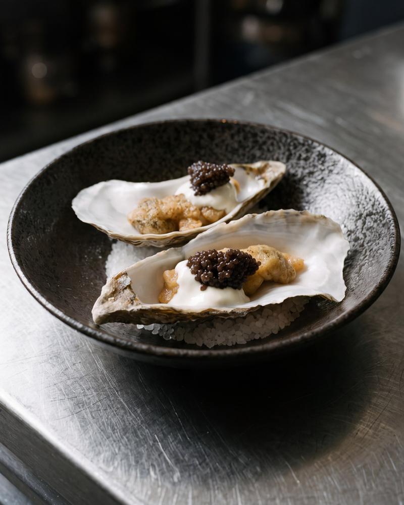 Gebakken oesters met kaviaar en crème fraîche, gemaakt met Zeeuwse creuse oesters