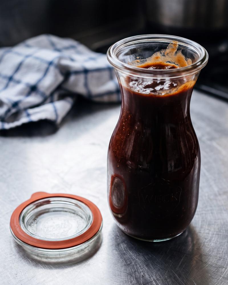 Homemade BBQ saus met tomatenketchup, sinaasappelsap, sojasaus en specerijen