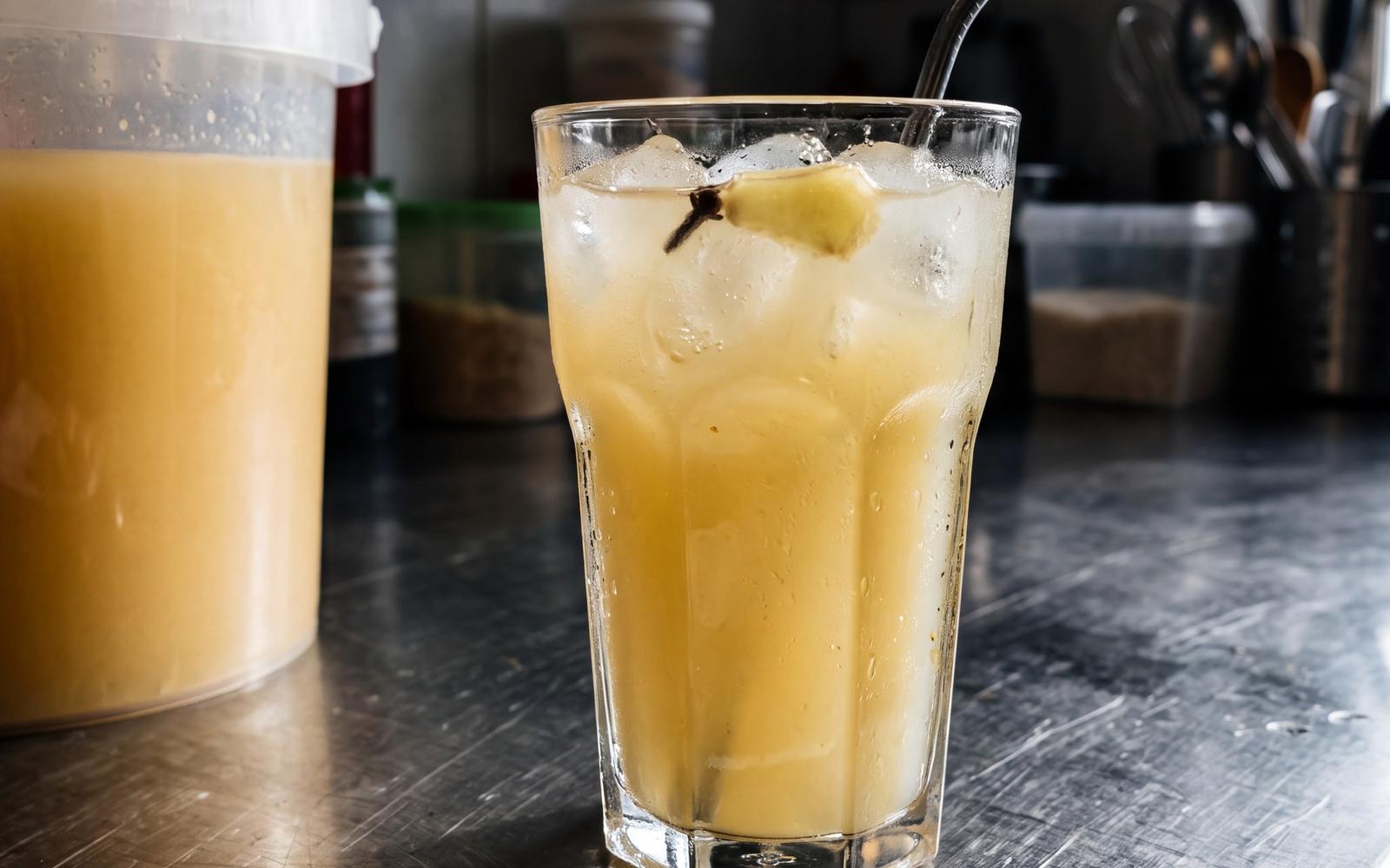Surinaams gemberbier, een alcoholvrije drank met verse gember, citroenzuur en kruidnagel