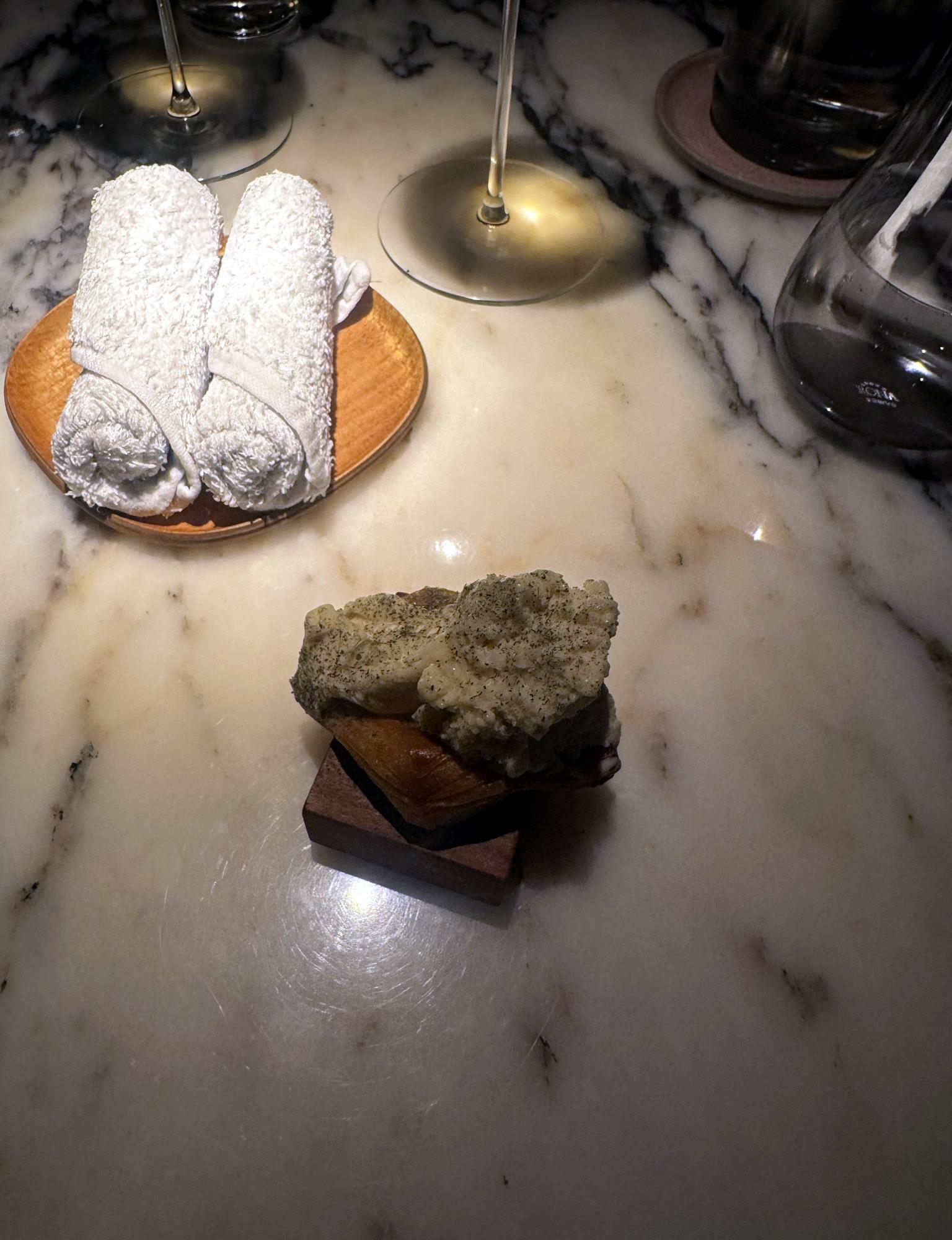 CUE in Amsterdam, restaurant van chef George Kataras met een moderne keuken — foto 11