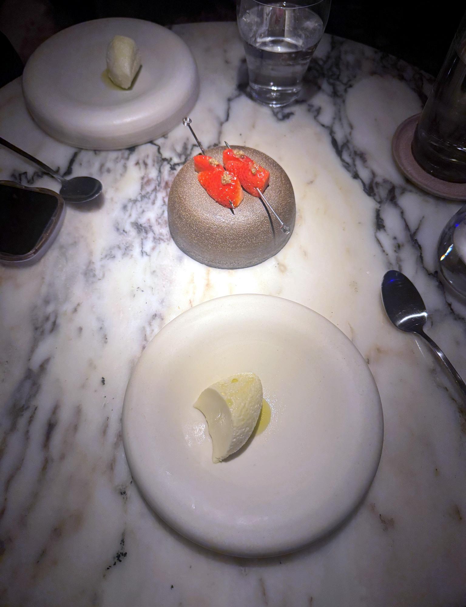 CUE in Amsterdam, restaurant van chef George Kataras met een moderne keuken — foto 10