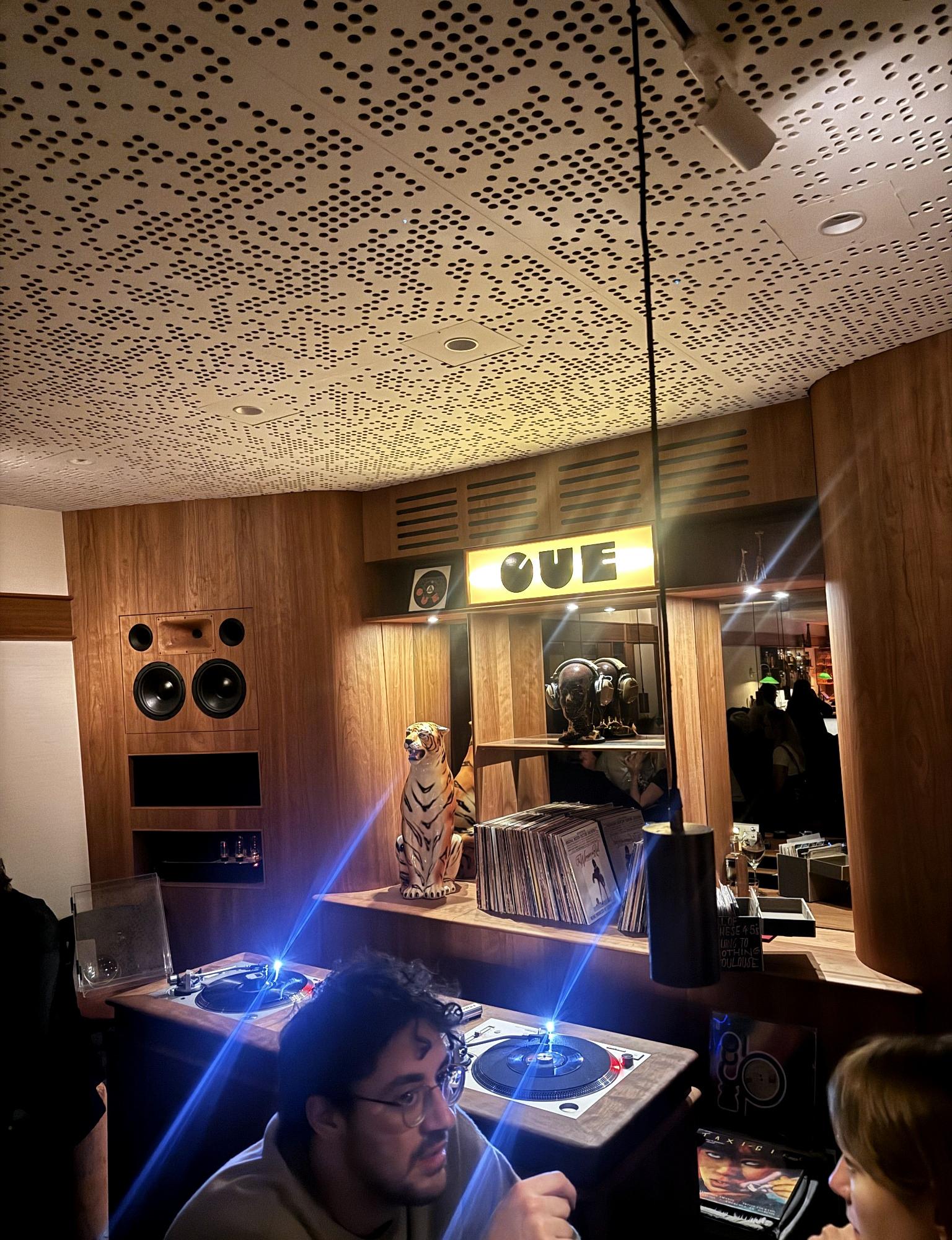 CUE in Amsterdam, restaurant van chef George Kataras met een moderne keuken — foto 13