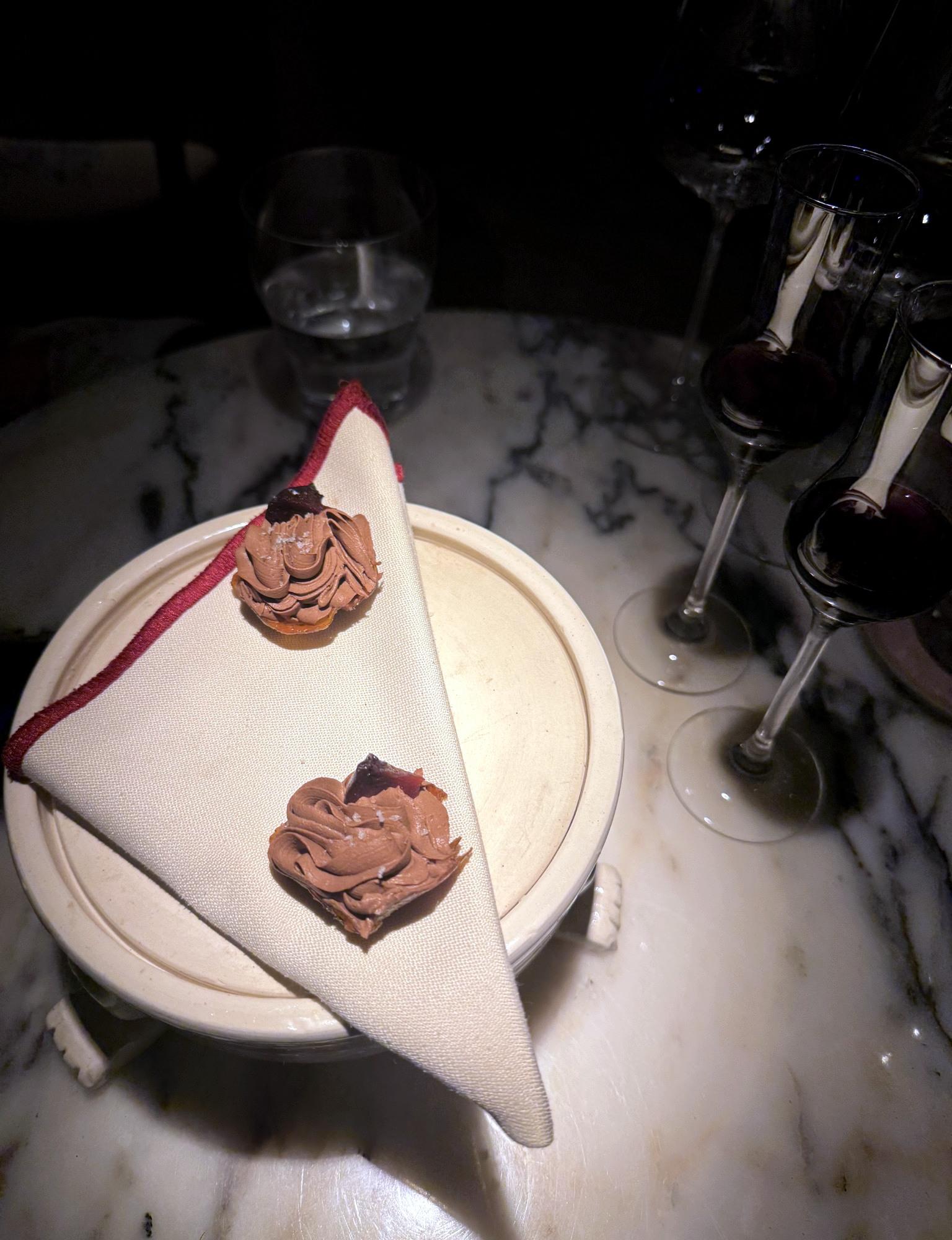 CUE in Amsterdam, restaurant van chef George Kataras met een moderne keuken — foto 12