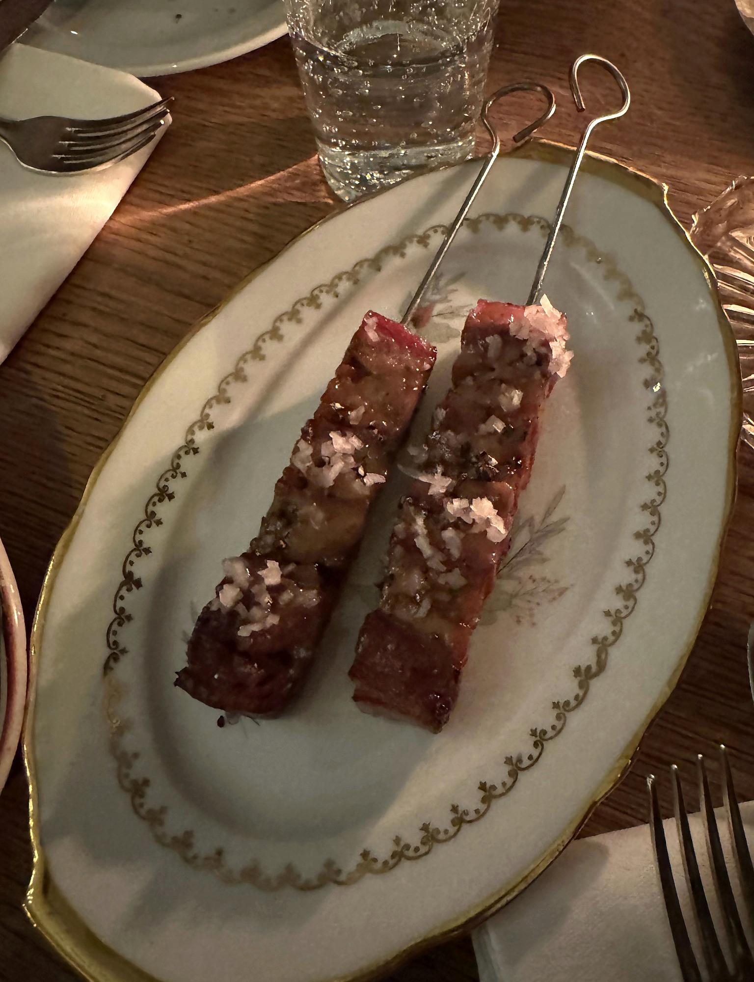Veneur in Amsterdam: paprika’s van open vuur en gegrilde lamsbuik met zwezerikspies — foto 4