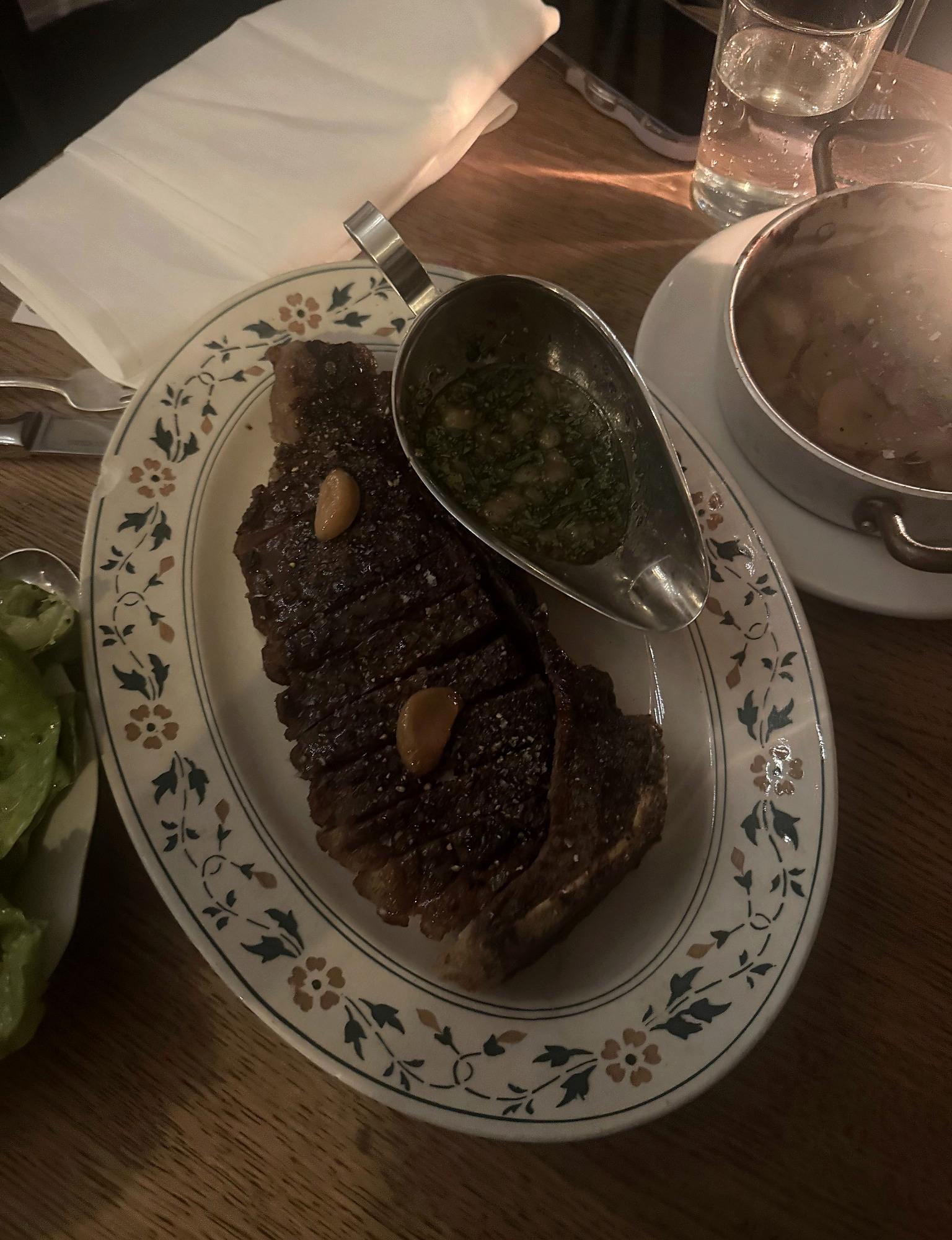 Veneur in Amsterdam: paprika’s van open vuur en gegrilde lamsbuik met zwezerikspies — foto 10